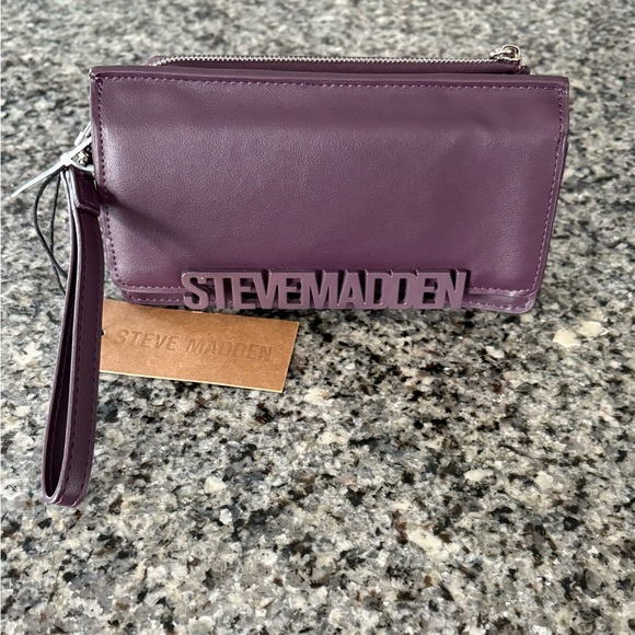 NWT- Steve Madden wristlet, color-beet root - Picture 4 of 11
